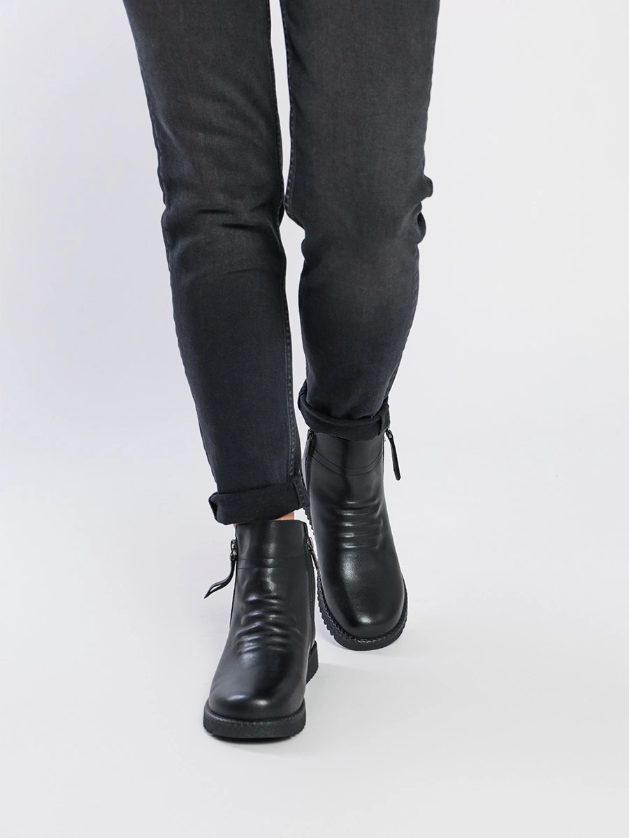 Ботинки черного цвета с присборенным взъемом
